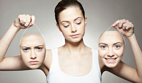 女性の泣き顔笑い顔