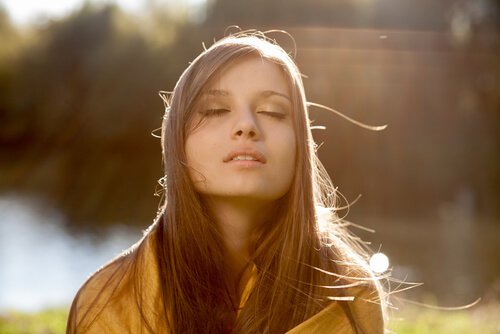 Mujer-joven-con-los-ojos-cerrados