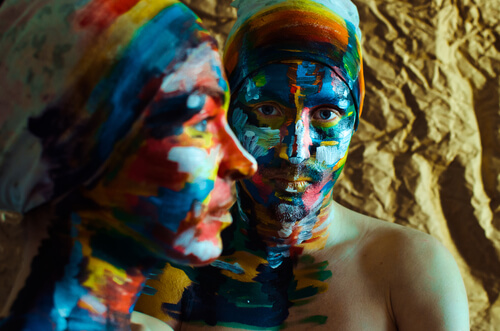 色を塗った二人の女性の顔