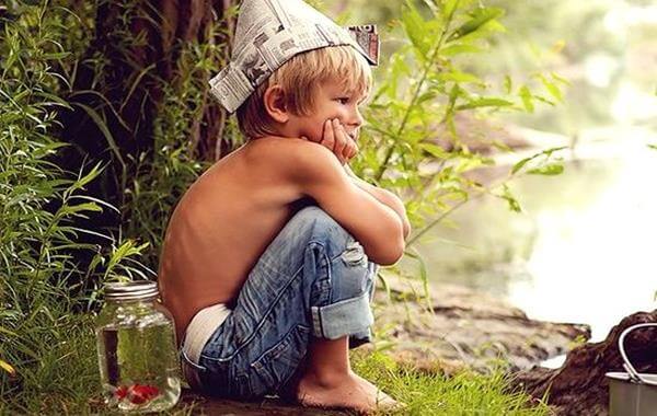 新聞紙の帽子をかぶる少年