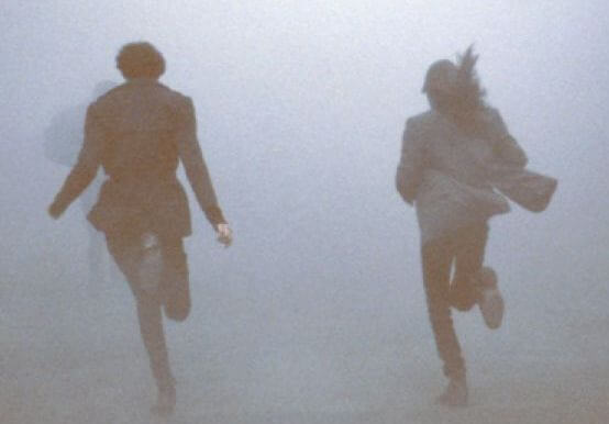 霧の中を走る二人