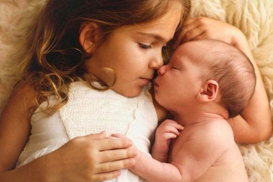 女の子と新生児