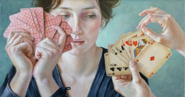 トランプで遊ぶ女性