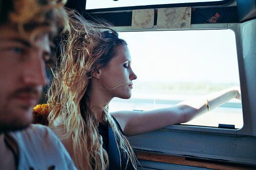 車の窓から手を出す女性