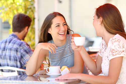 カフェで話す二人の女性