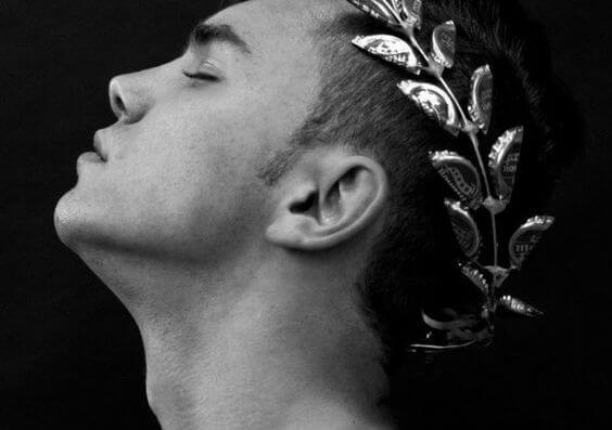 冠をかぶった男