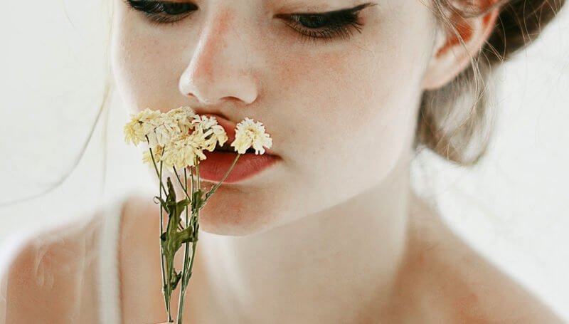 花を嗅ぐ女性