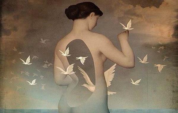 女性を通り抜ける鳩