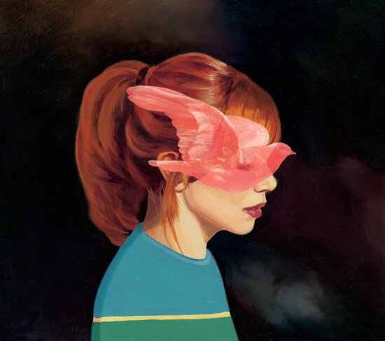 鳥が顔を覆った赤毛の少女