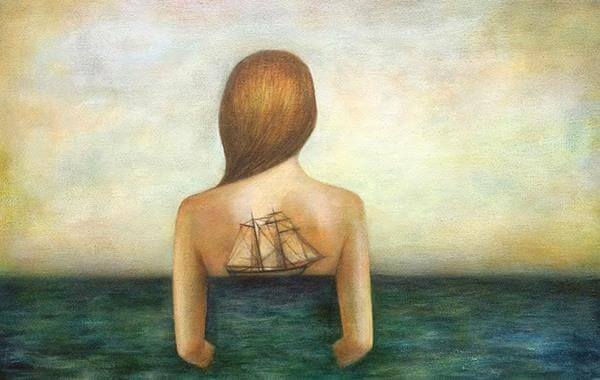 女性の背に映る帆船