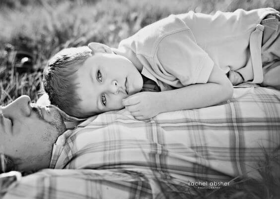 父親の胸に横たわる少年