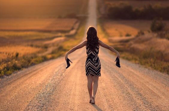 裸足で歩く女性