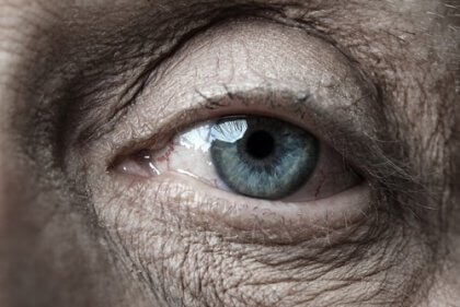 老人の青い目