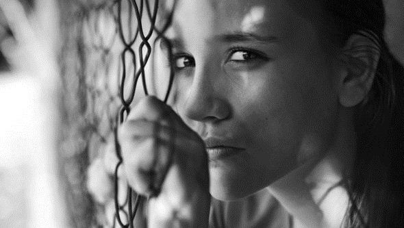 フェンスから除く女性