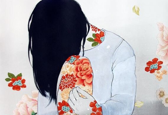 肌に花が映る女性