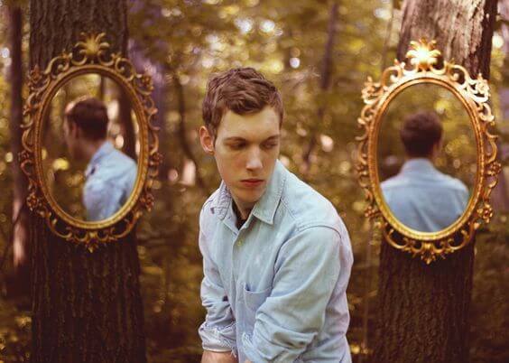 二つの鏡と男性