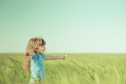 野原の中の少女