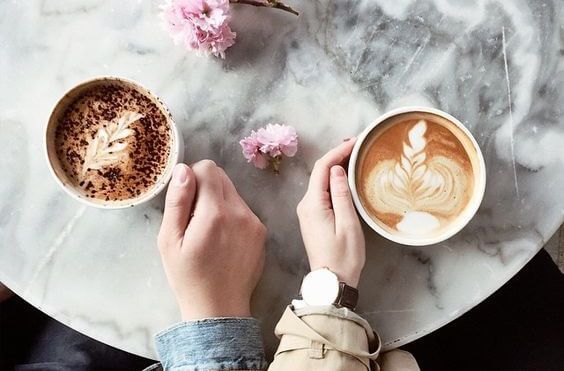 コーヒーを手にする二人