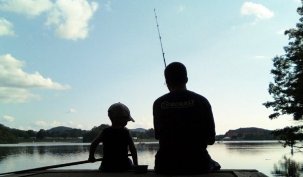 釣りをする父子