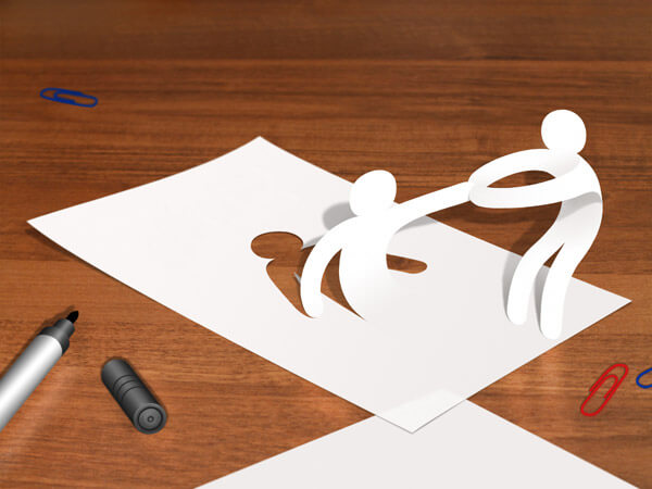 助け起こされる切り絵の人