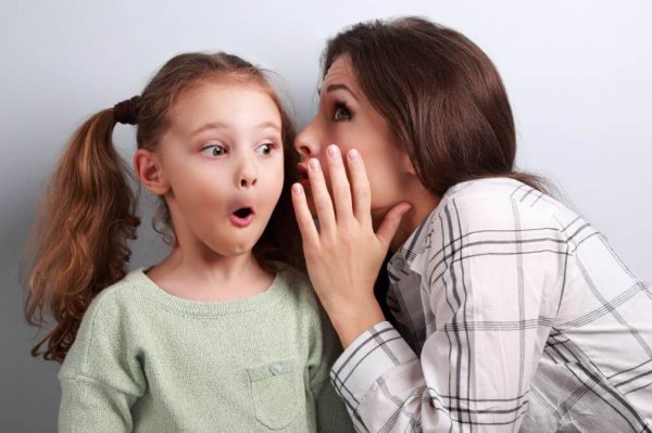 子供に秘密を耳打ちする