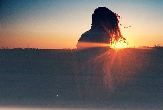 夕暮れの中に立つ女性