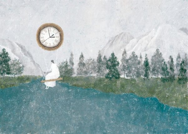湖の上で時計のブランコに乗る女性