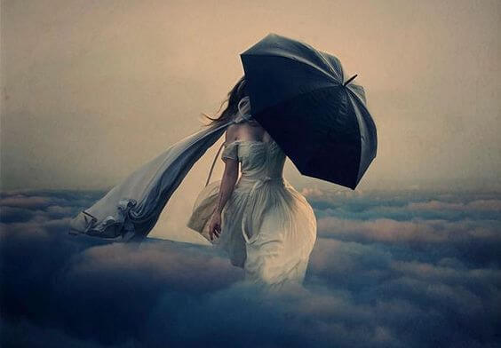 雲の中を歩く傘を差した女性