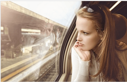 電車の外を眺める女性