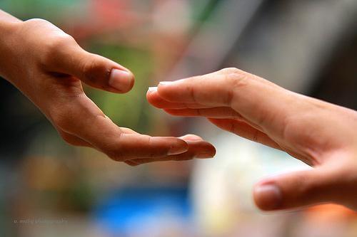 手を差し出す二人