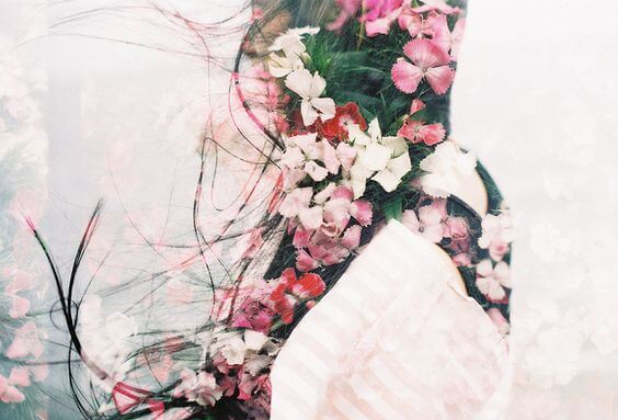 花と女性の影