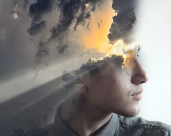 雲に隠れる男性の顔