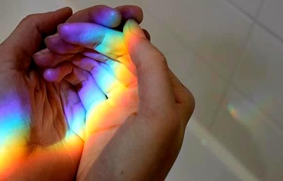 手の上の虹色の光