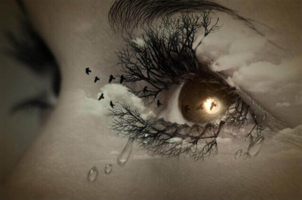 涙を流す女性の瞳と空