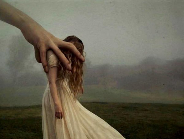 大きな手に操られる女性