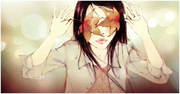 落ち葉で顔が覆われた女性