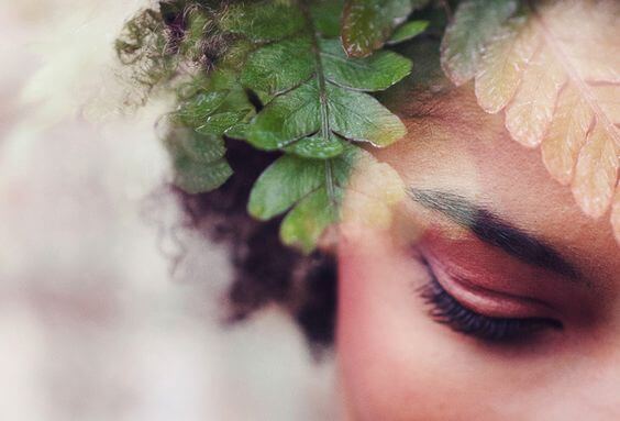 シダの葉と女性の顔