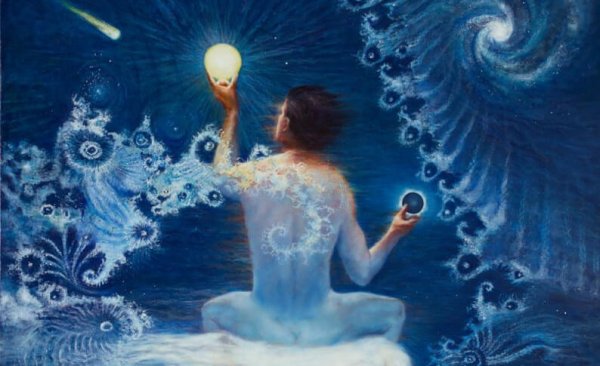 惑星を手に取る男性