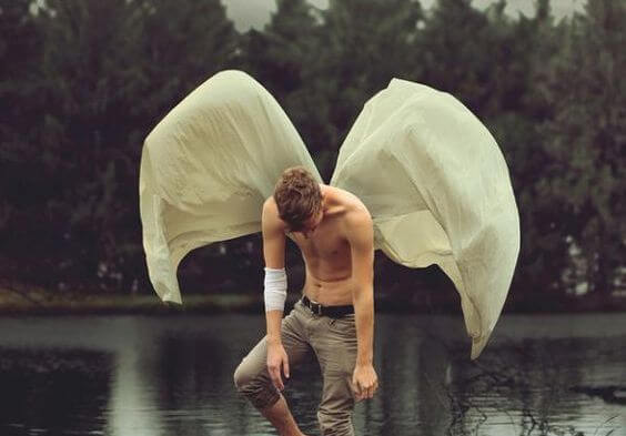 背に羽をもった男性