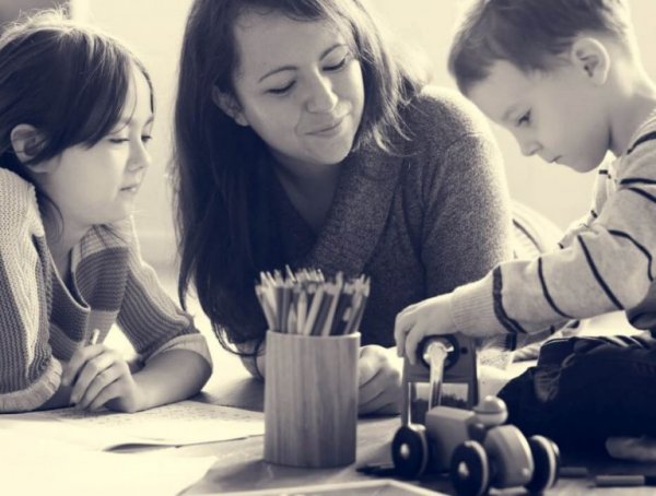 子供と遊ぶ母親