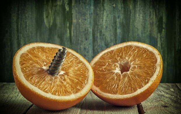 釘に刺さったオレンジ
