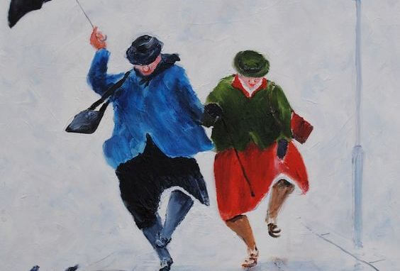 傘をさして陽気に歩く老夫婦