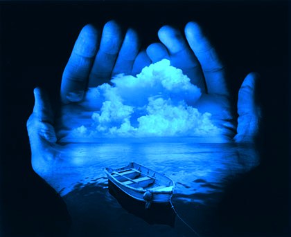 手のひらに映る海とボート