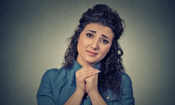 頼みごとをする女性