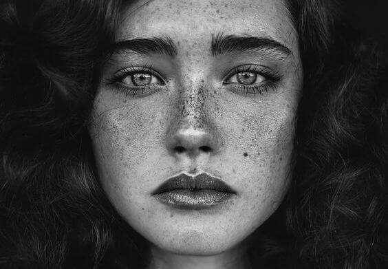 そばかすの女性