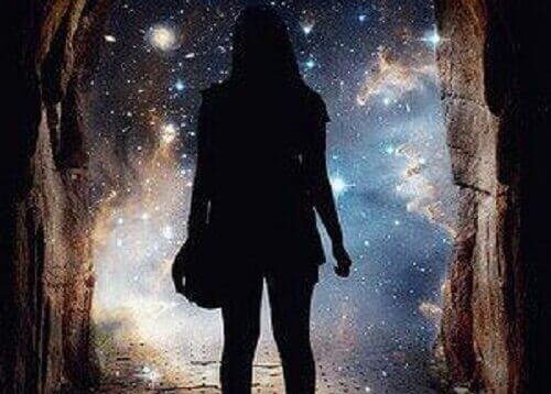 宇宙を見つめる女性の影