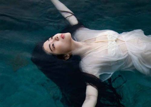 水面に浮く女性