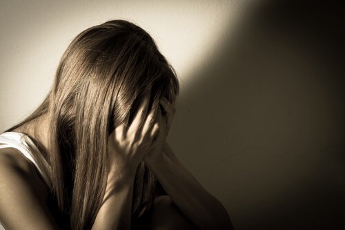 頭を抱える女性