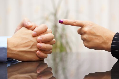 相手に指をさして言いあう