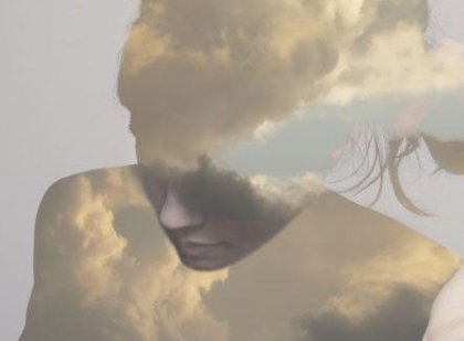 雲と女性の影